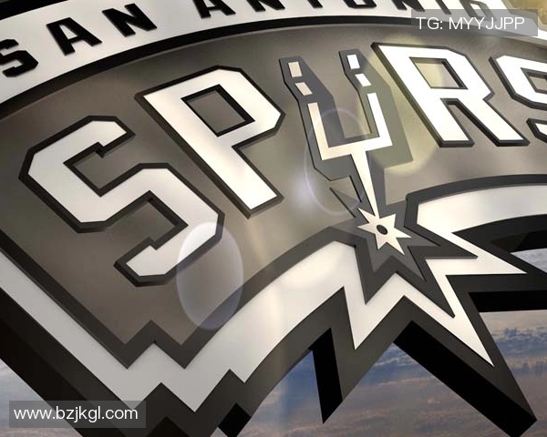 恰尔汗奥卢赛后和队友合影