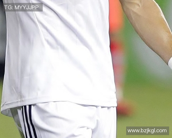 刚仁儿时穿曼联球衣